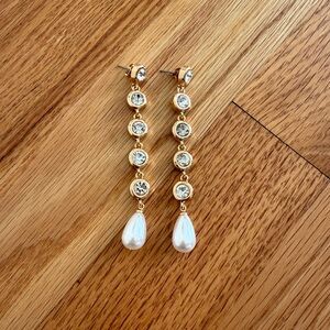 Revolve Pearl drop earrings gold